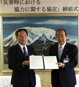 協定締結のようす。左から株式会社KANYOUの役員、右に米子市長