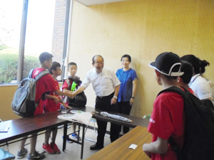 河北省の子どもたちが、野坂市長と握手をしています