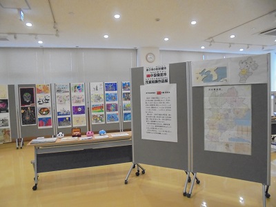 絵画の展示のほか、保定市の紹介や中国の観光パンフレットがあります。