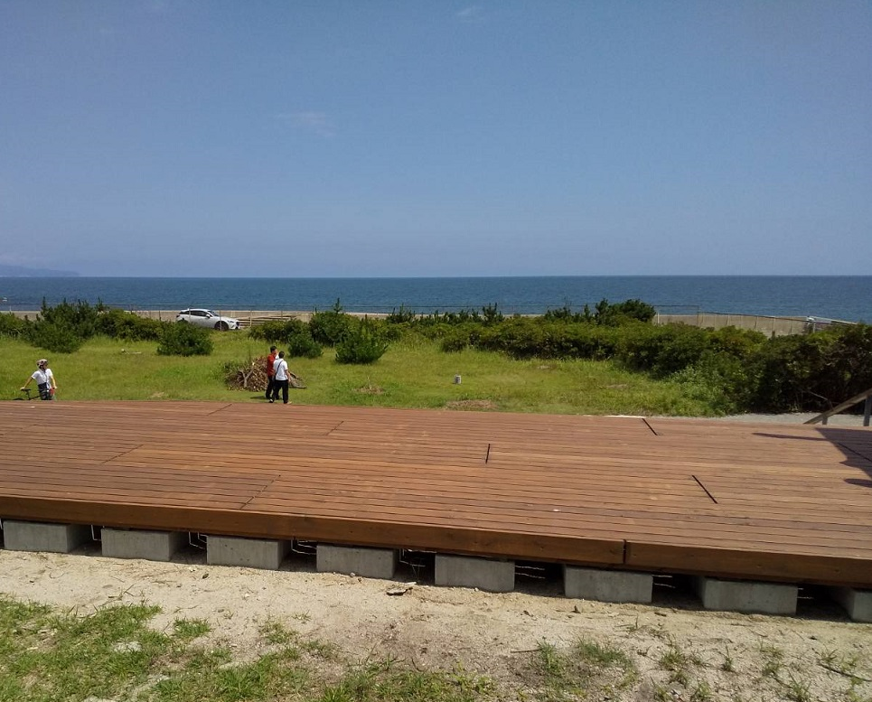 白砂青松の弓ヶ浜サイクリングコース休憩所兼展望デッキ