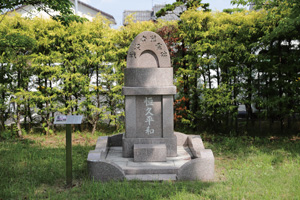 米子市戦没者慰霊碑には戦争の犠牲となった方の名簿を納めている（ふれあいの里）
