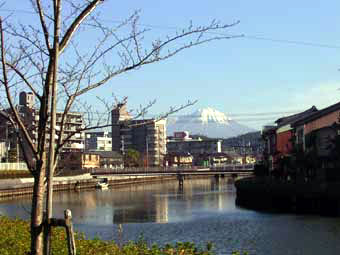 彫刻ロード:加茂川から雪の大山を望む