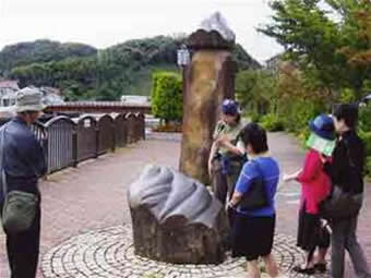 彫刻ロード:散策する人々と作品解説をする米子市美術館学芸員
