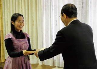 山城裕子さん贈呈式写真