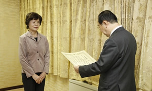 上田京子さん受賞の様子