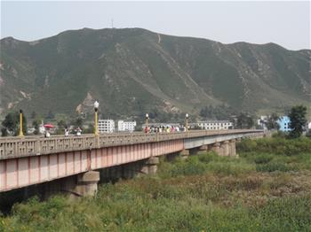 中国と北朝鮮を結ぶ橋の写真