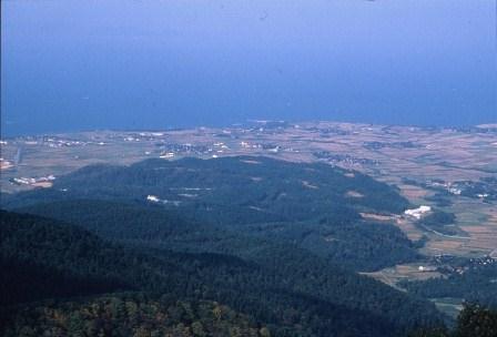 孝霊山山頂から望む妻木晩田遺跡の写真