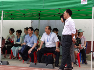 試合を応援する米子市長