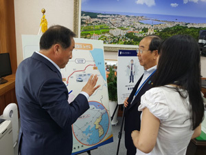 束草市長から米子市長に高速鉄道について説明をしています