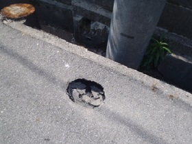 道路に穴が開いています。