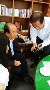 米子市長が束草市長からポケモンGOについて説明を受けています