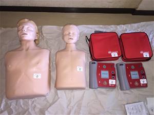AEDと人体モデルの写真
