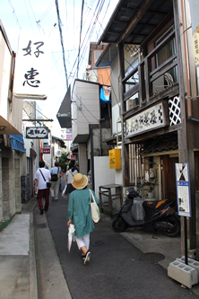 朝日町の狭い路地には飲食店が軒を連ねる