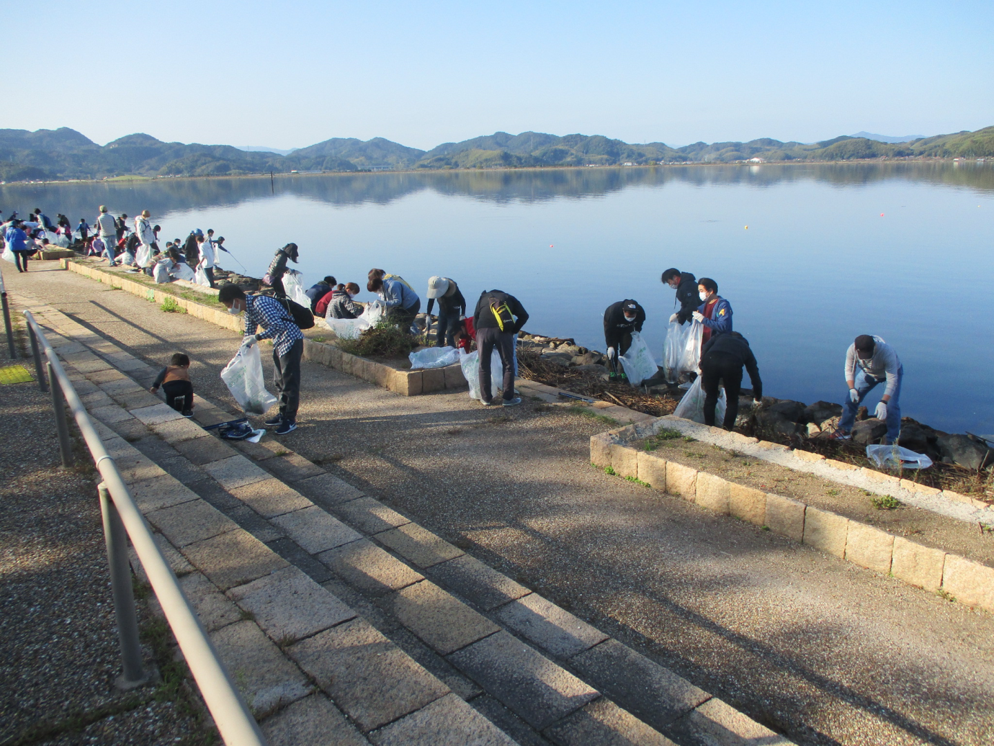 中海宍道湖沿岸一斉清掃の様子