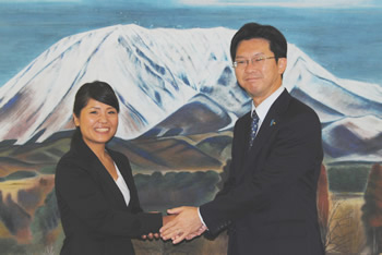 池邉さんと伊木市長の握手のようす