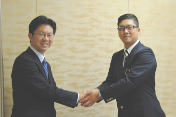 谷口さんと伊木市長の握手のようす