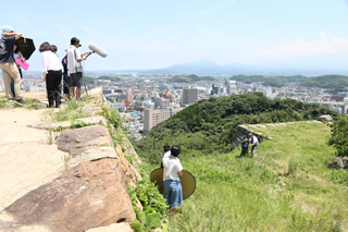 米子城本丸での撮影風景