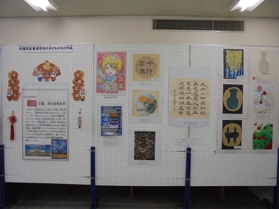 中国・保定市の紹介パネルと絵画と書道が展示されています。
