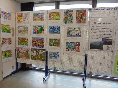 韓国・束草市の紹介パネルと絵画が展示されています。