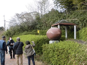 彫刻ロードの彫刻。雲のような形をしている