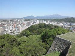 米子城跡天守台からの眺望。青空の下に米子市街が広がっています