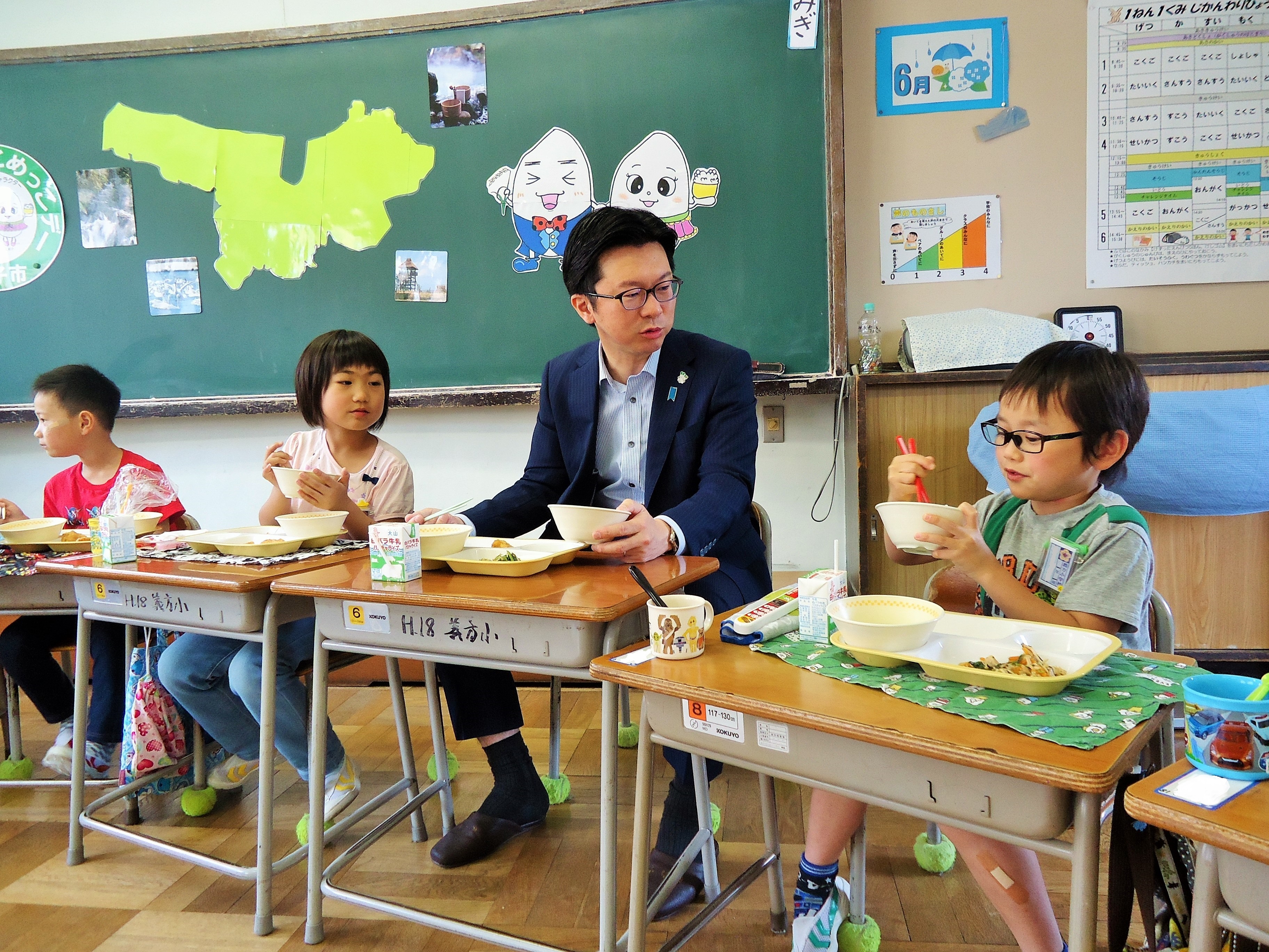 義方小学校1年1組の児童と一緒に伊木市長が給食を試食しました。