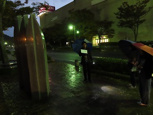 雨に濡れる彫刻