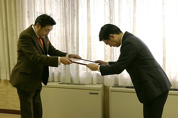 一般社団法人日本ほめる達人協会から米子市長への授与の様子 