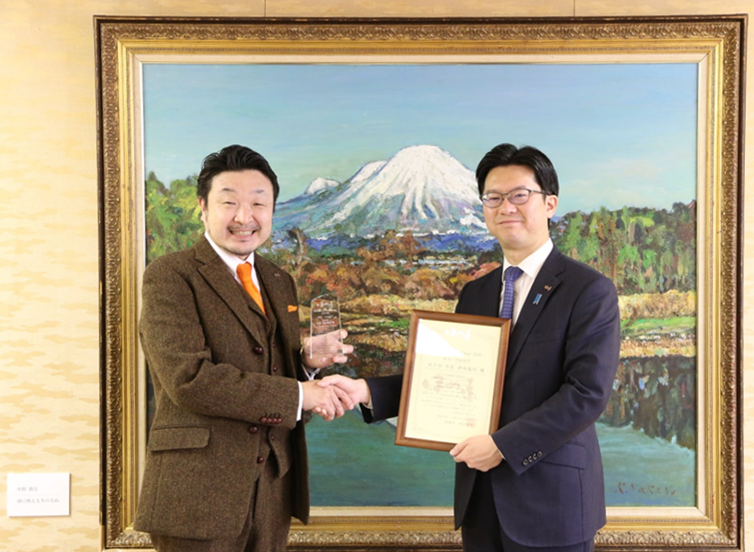 一般社団法人日本ほめる達人協会から米子市長への授与の様子 