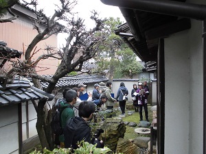 後藤家庭園で説明を受ける参加者