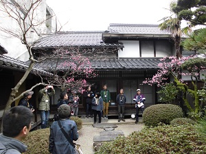 判屋船越家の庭園で説明を受ける参加者