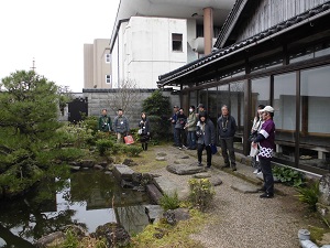 心光寺庭園で説明を受ける参加者