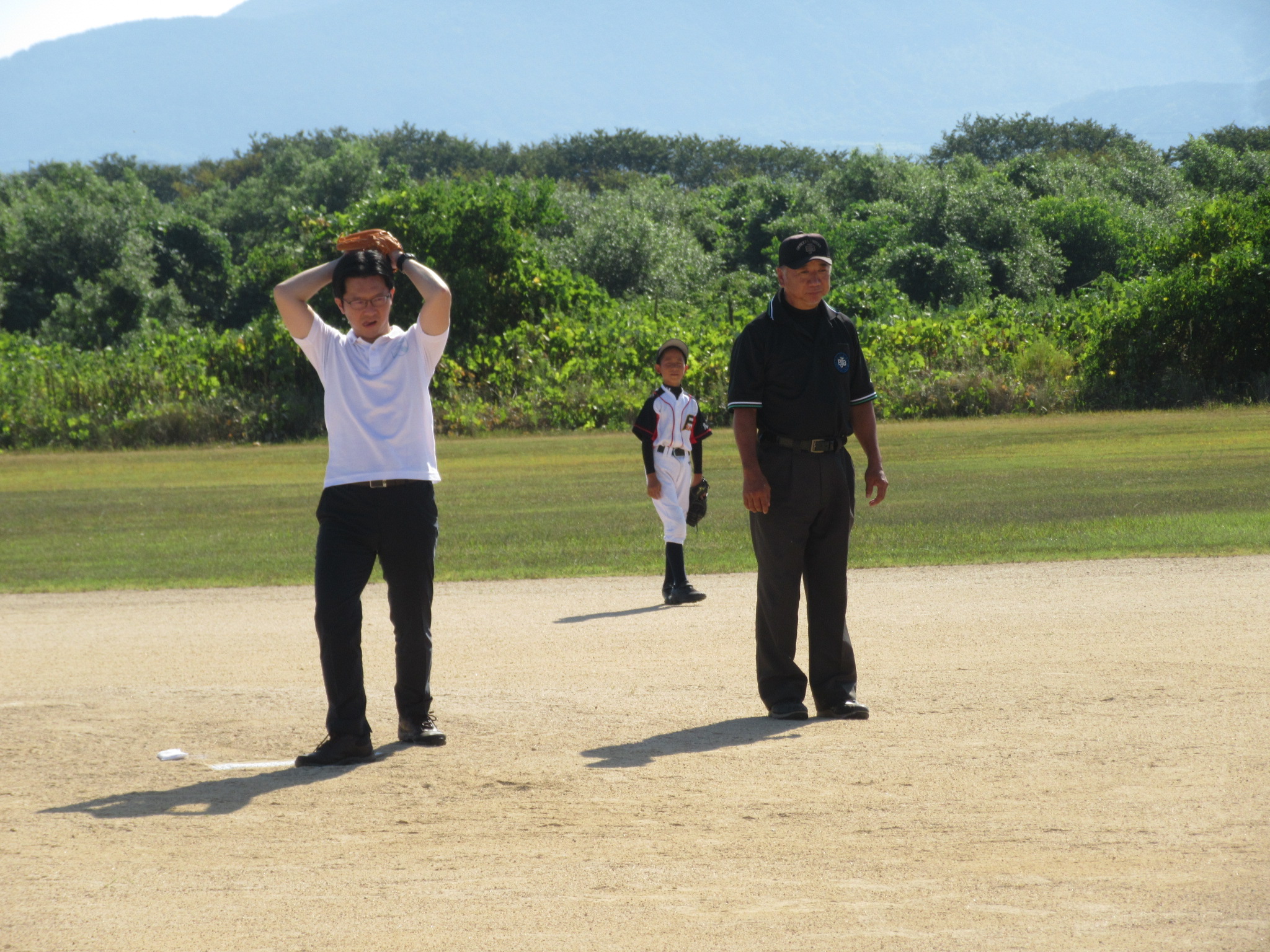 伊木市長による始球式