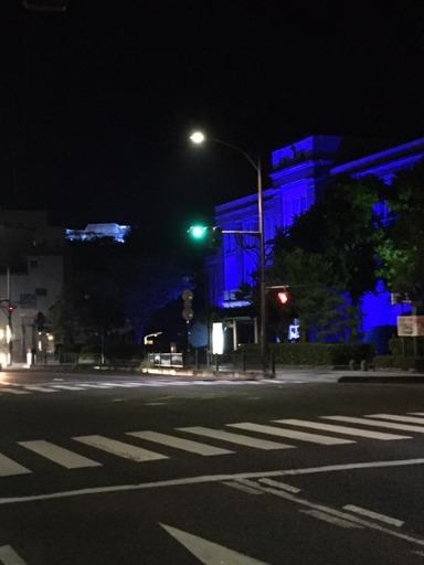 加茂川ブルーにライトアップされた米子城跡と山陰歴史館の写真