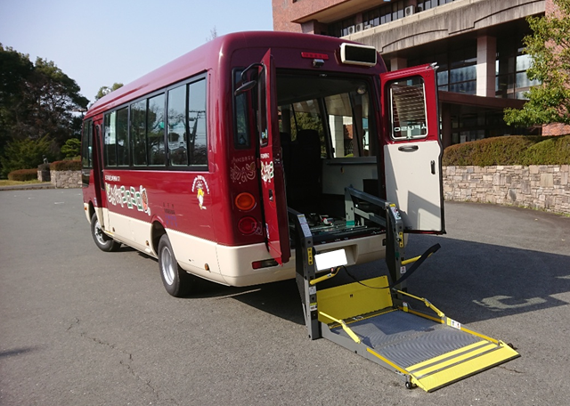 「どんぐりコロコロ」車椅子リフト車