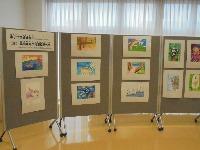 児童絵画展示の写真