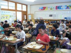 給食を食べる子どもたちの写真です