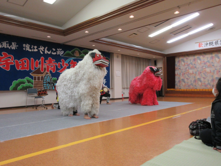 読谷村楚辺子ども会による郷土芸能の写真