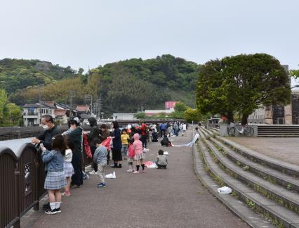 約90名で取り付けました