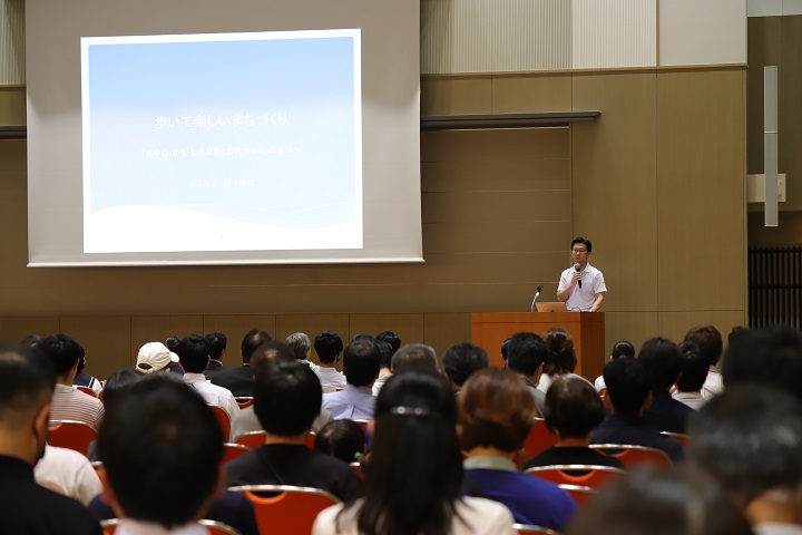 第1部　歩いて楽しいまちづくり宣言の様子