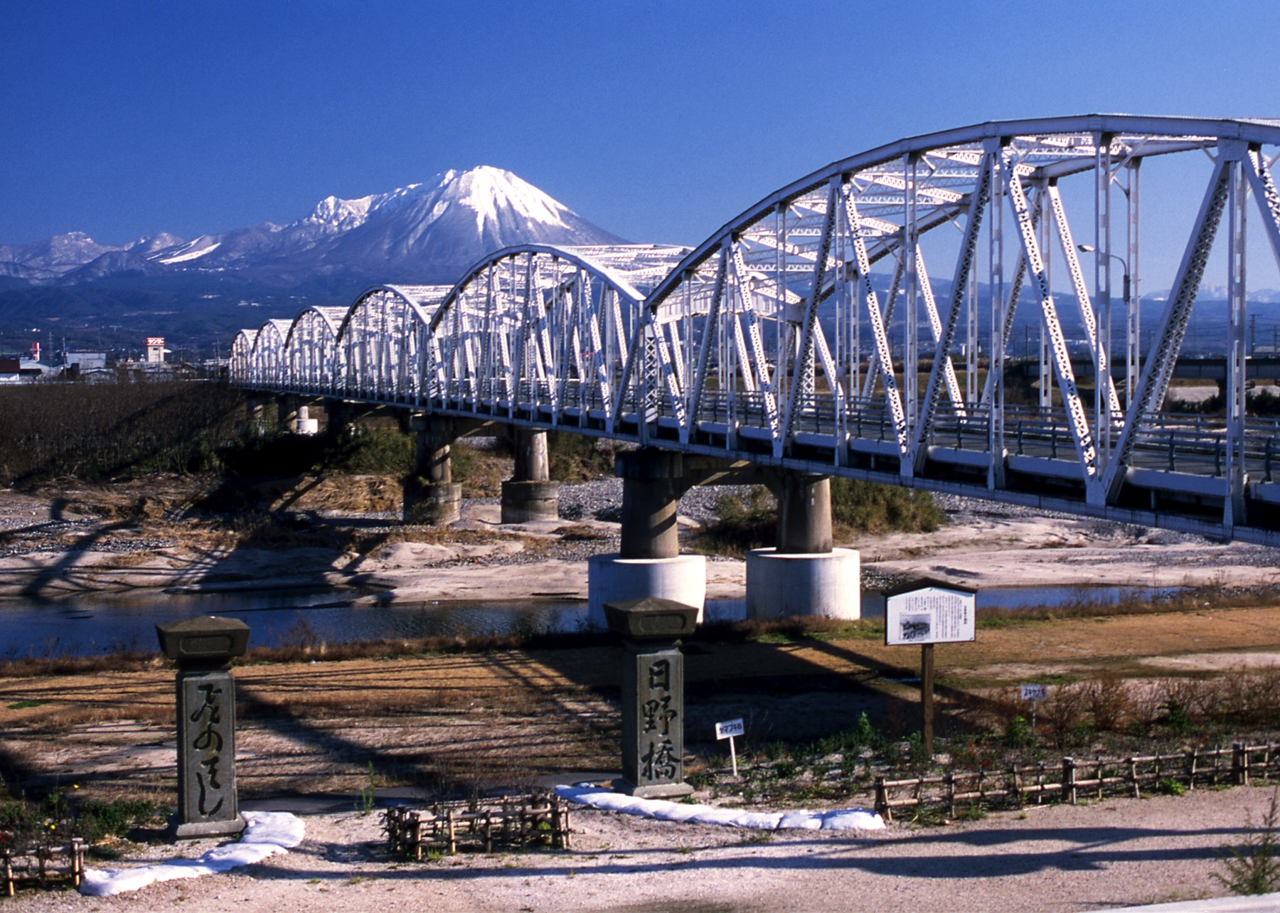 日野橋と大山