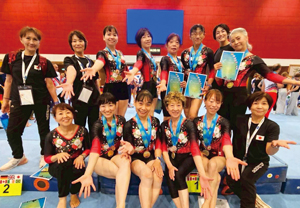 共に世界に挑んだ日本代表女子チー ムのメンバーと。2人は後列中央。