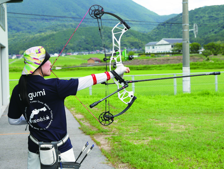 右手で弓を支え、口で矢を射る。