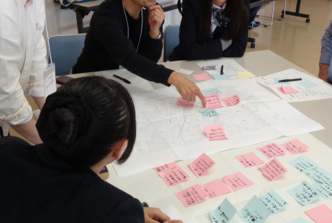 グループワークで課題や期待を話し合う様子