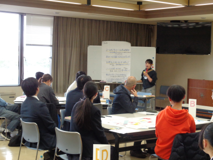 全体ファシリテーターの名畑さんがワークショップをまとめている様子