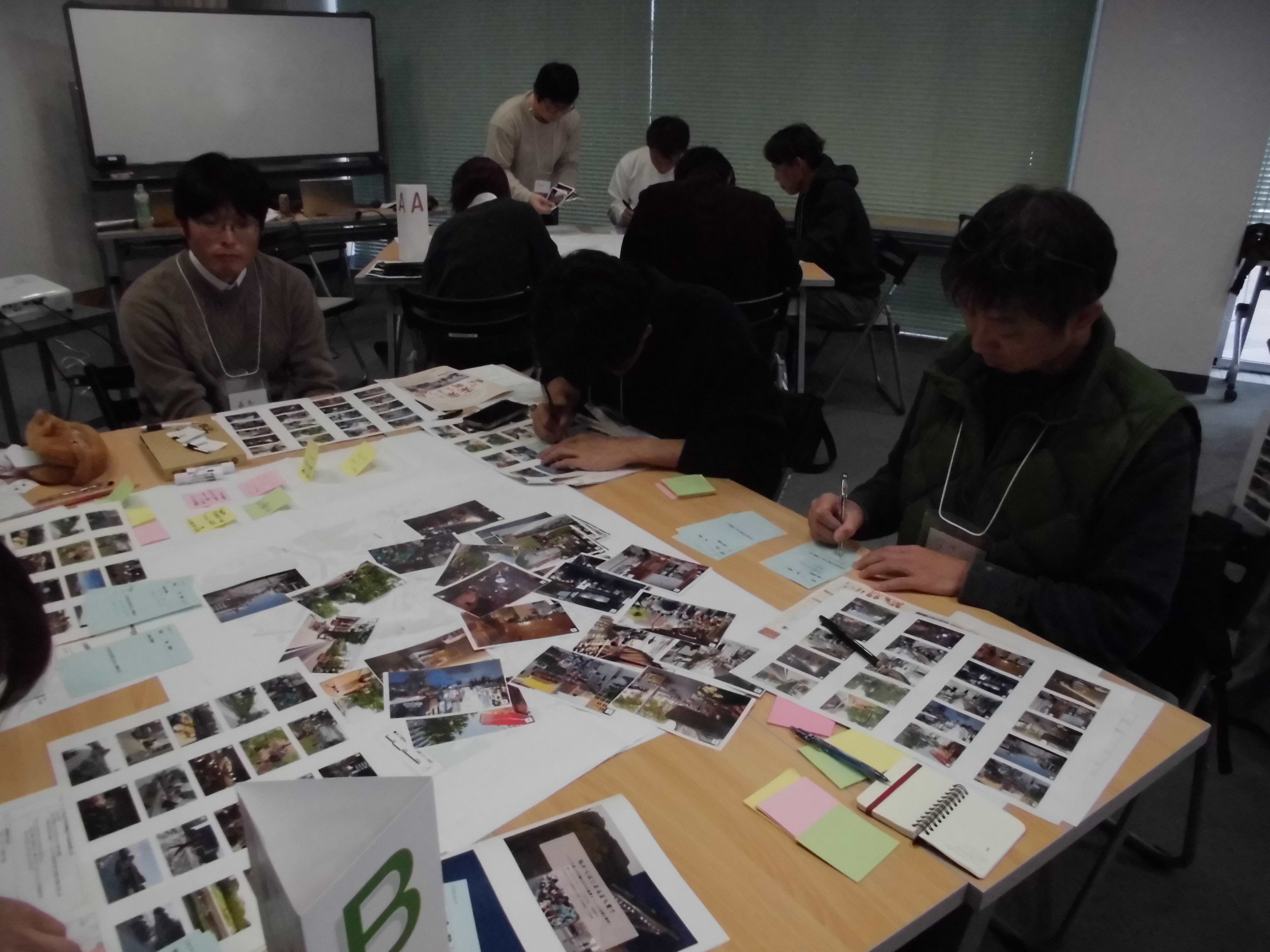 グループワークで意見や感想を模造紙にまとめている