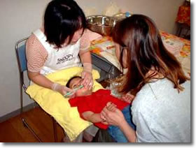 保健師さんが、子どもの歯を見ています。