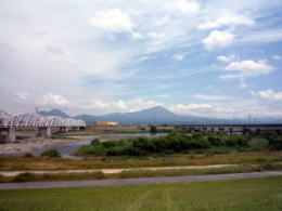 旧日野橋と秀峰・大山